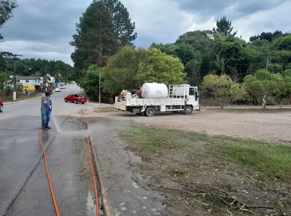 Prefeitura e parceiros realizam limpeza de ruas de Rio Negro impactadas pelas inundações